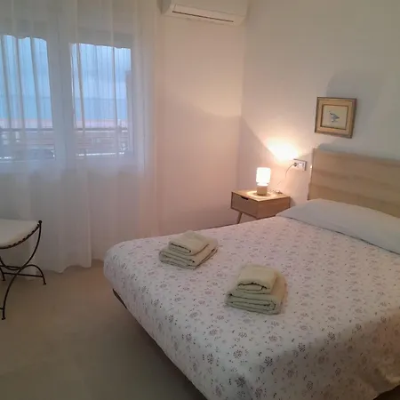 A 50 Metros Del Mar Y En 2 Paradas De Bus Estas En El Centro De *