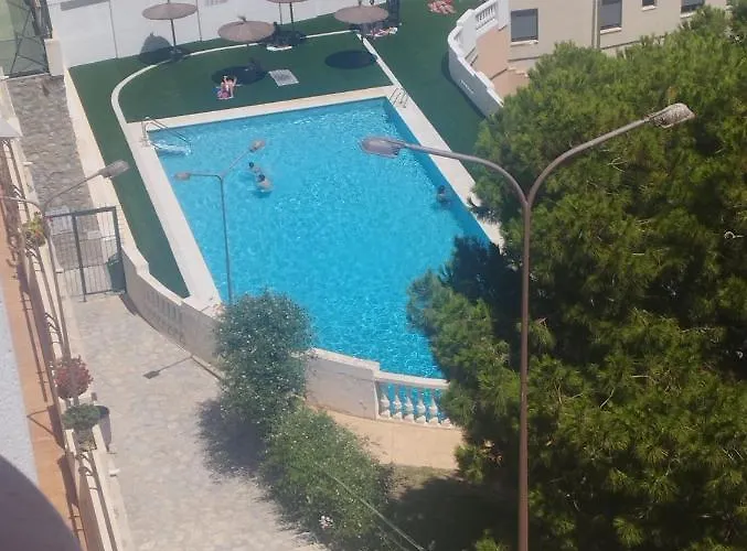 A 50 Metros Del Mar Y En 2 Paradas De Bus Estas En El Centro De Apartmán Alicante